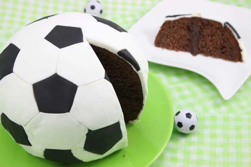 Fußball-Kuchen/ Fußball-Torte/ Soccer Cake/ Football Cake (Orangen ...