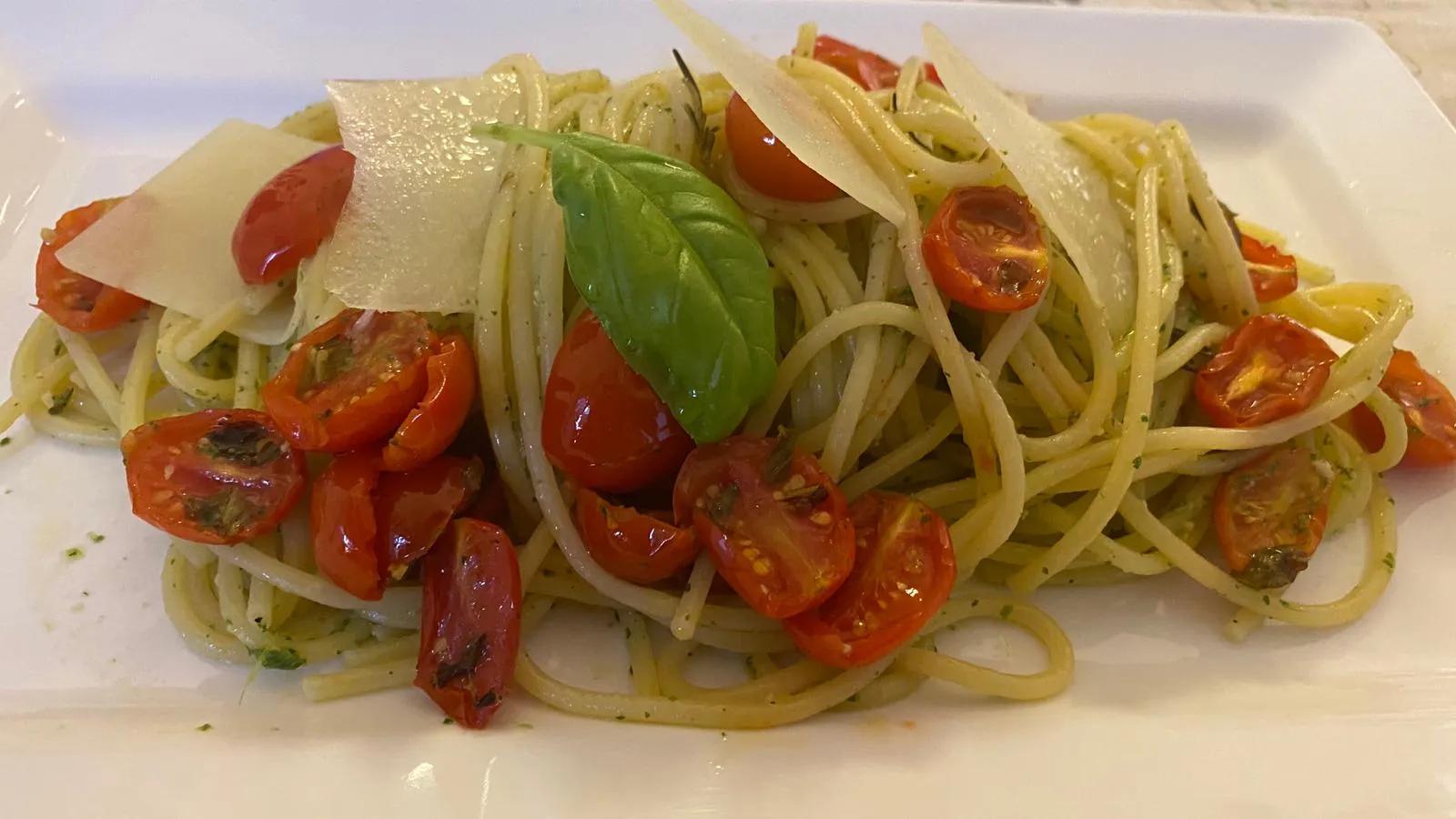 Spaghetti con pesto di rucola, pomodorini confit e grana - Blog di ...