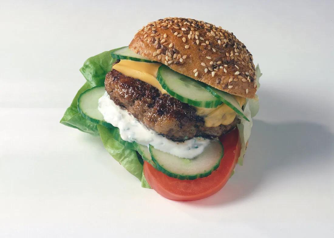 Hackfleischburger mit Mehrkorn- … – Bild kaufen – 10169387 Image ...