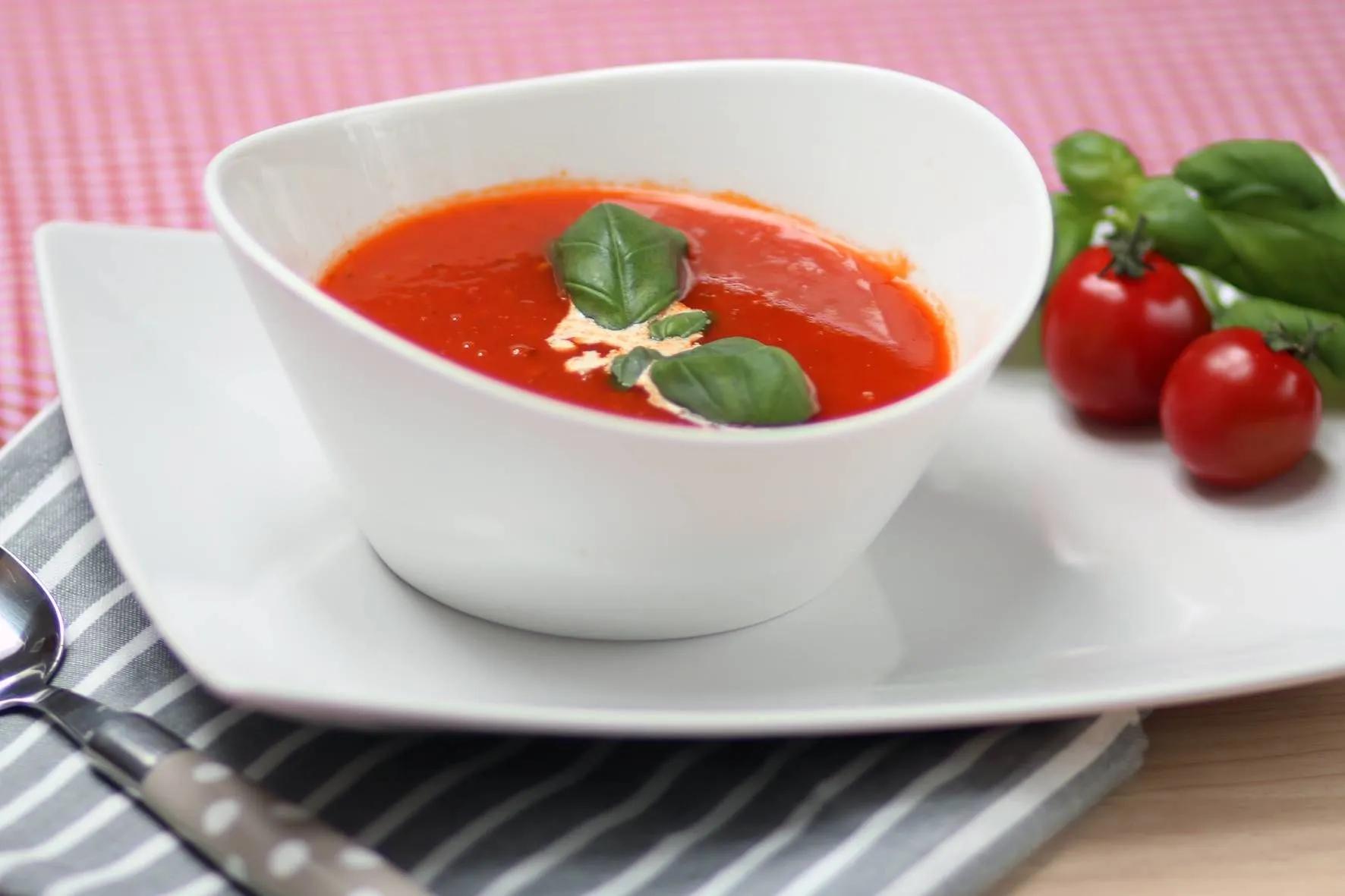 Thermomix Tomatensuppe | Tomatensuppe thermomix, Tomaten suppe ...