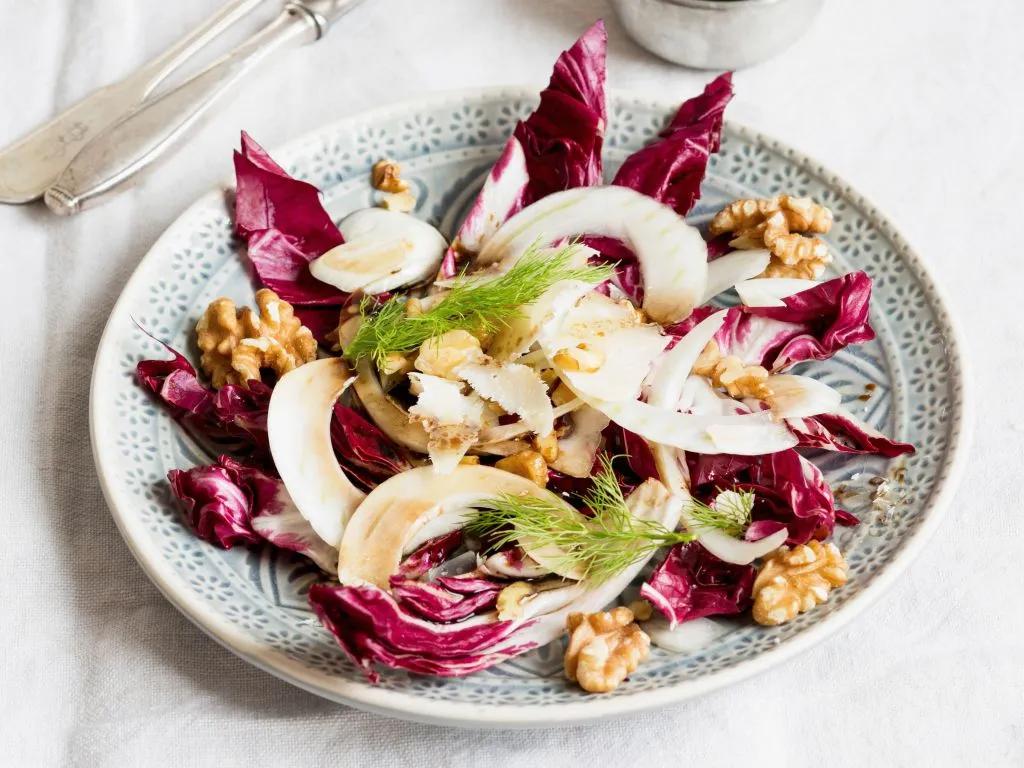 Radicchio-Fenchel-Salat mit Walnusskernen Rezept | EAT SMARTER