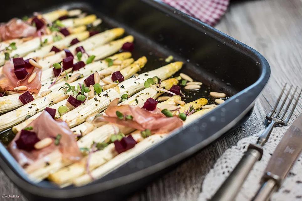 Rezept für Ofenspargel mit roten Rüben und Speck