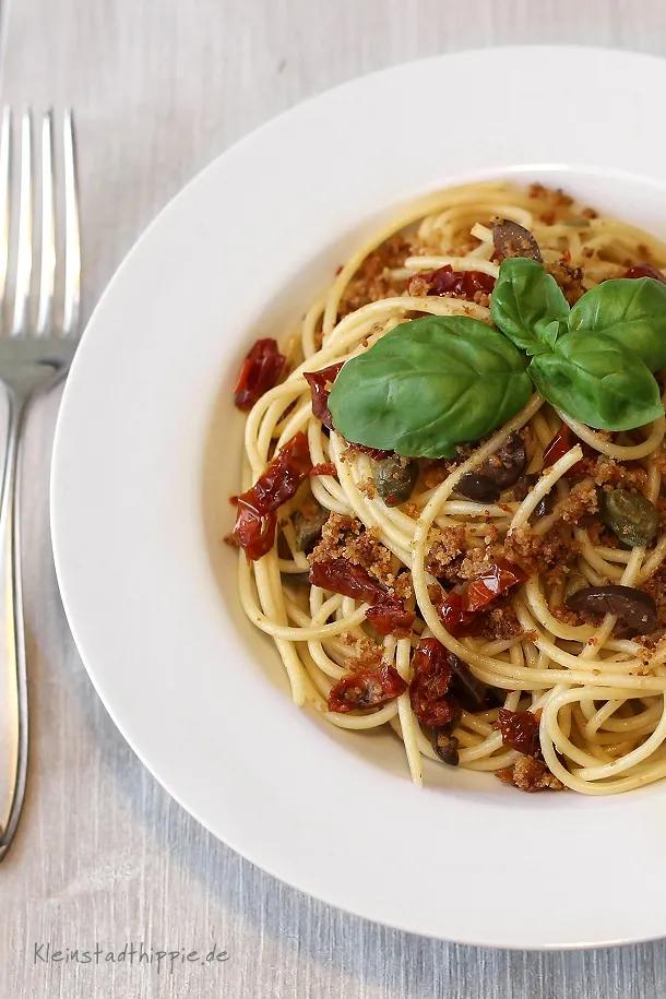 Spaghetti mit getrockneten Tomaten und Oliven - Kleinstadthippie