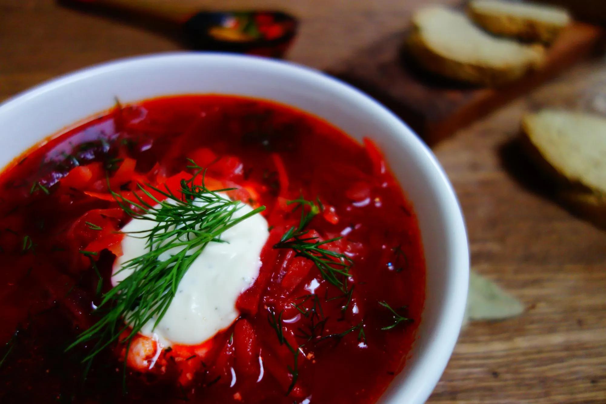 Veganer Borschtsch - Rote Bete Suppe mit Weißkohl | veganuschka.de