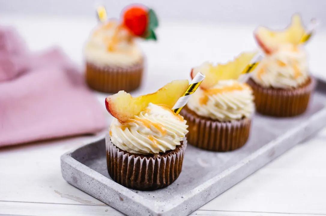Bellini Pfirsich Cupcakes mit fluffiger Mascarpone Creme | Rezept ...