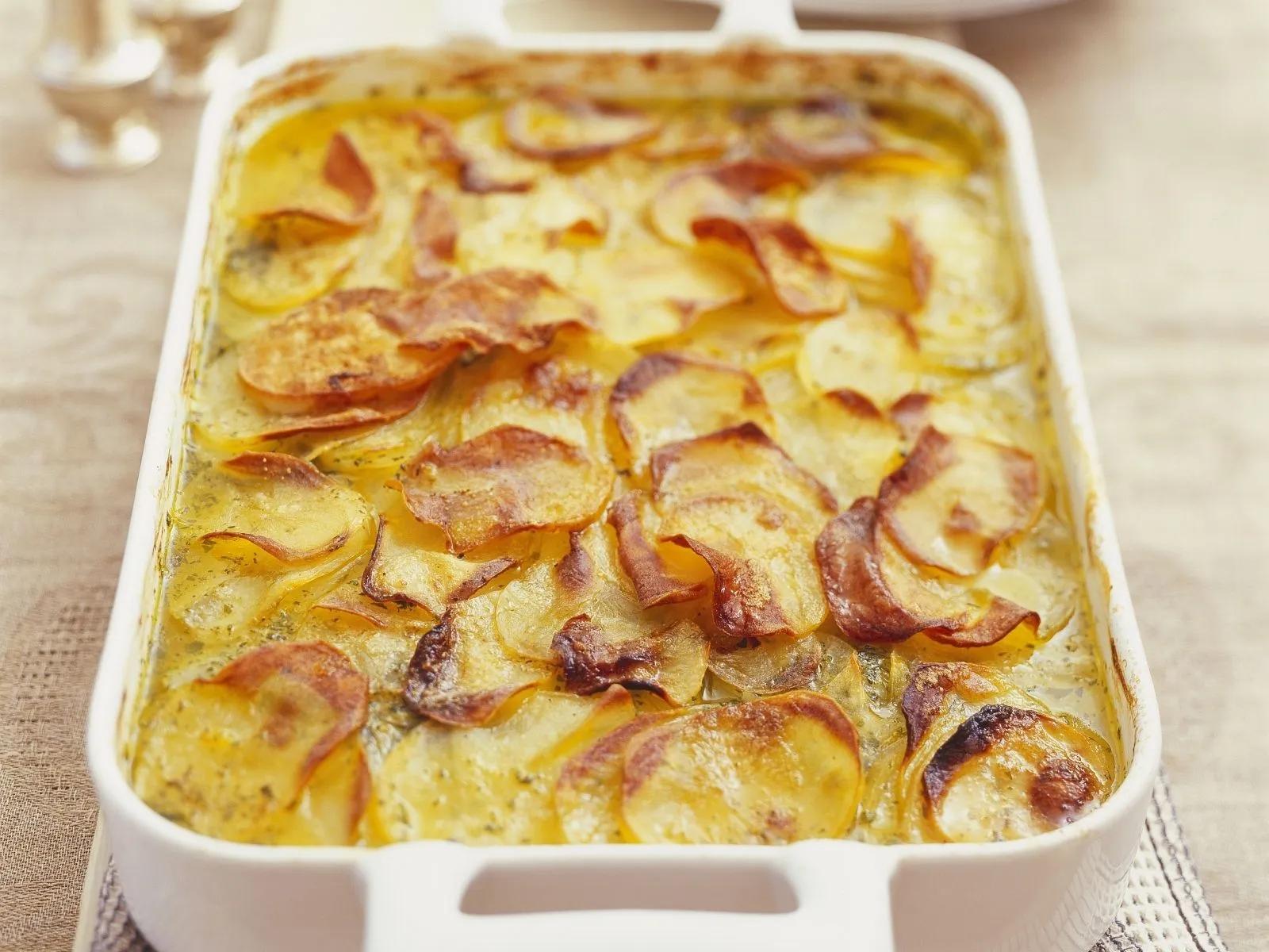 Kartoffelgratin auf französische Art Rezept | EAT SMARTER