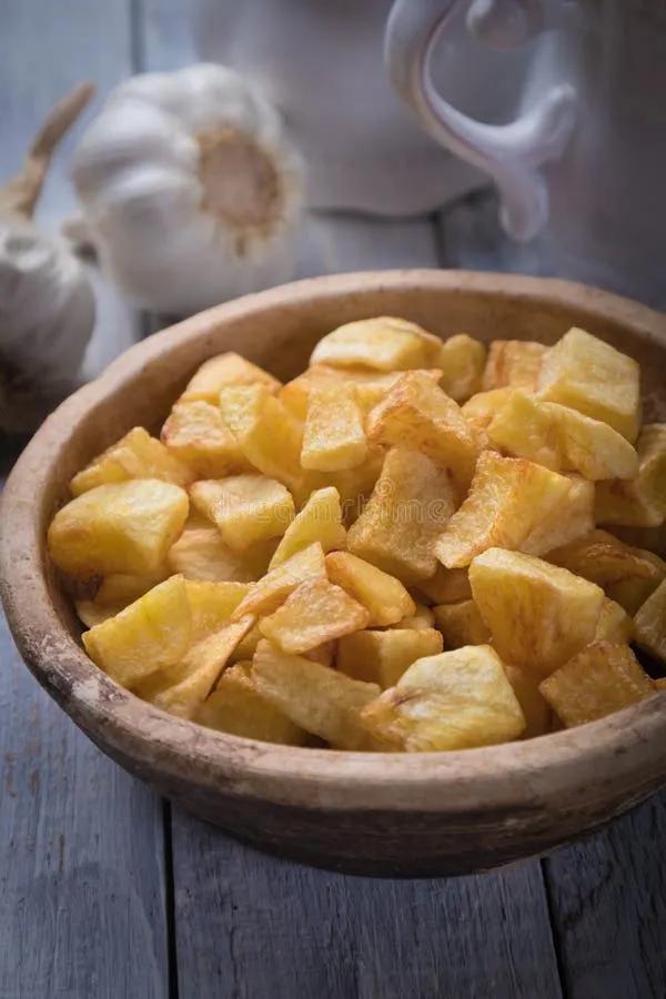 Patatas Bravas, Spanisch Gebratene Kartoffel Stockfoto - Bild von ...