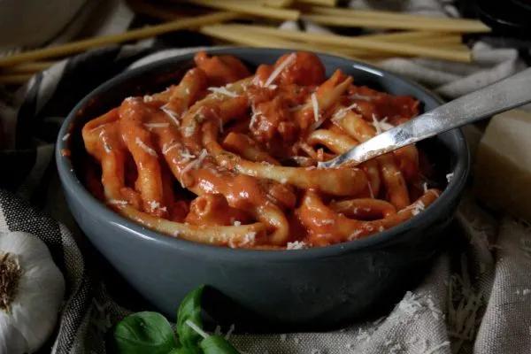 Maccaroni mit cremiger Tomaten-Frischkäse-Sauce | Rezept auf carry on ...