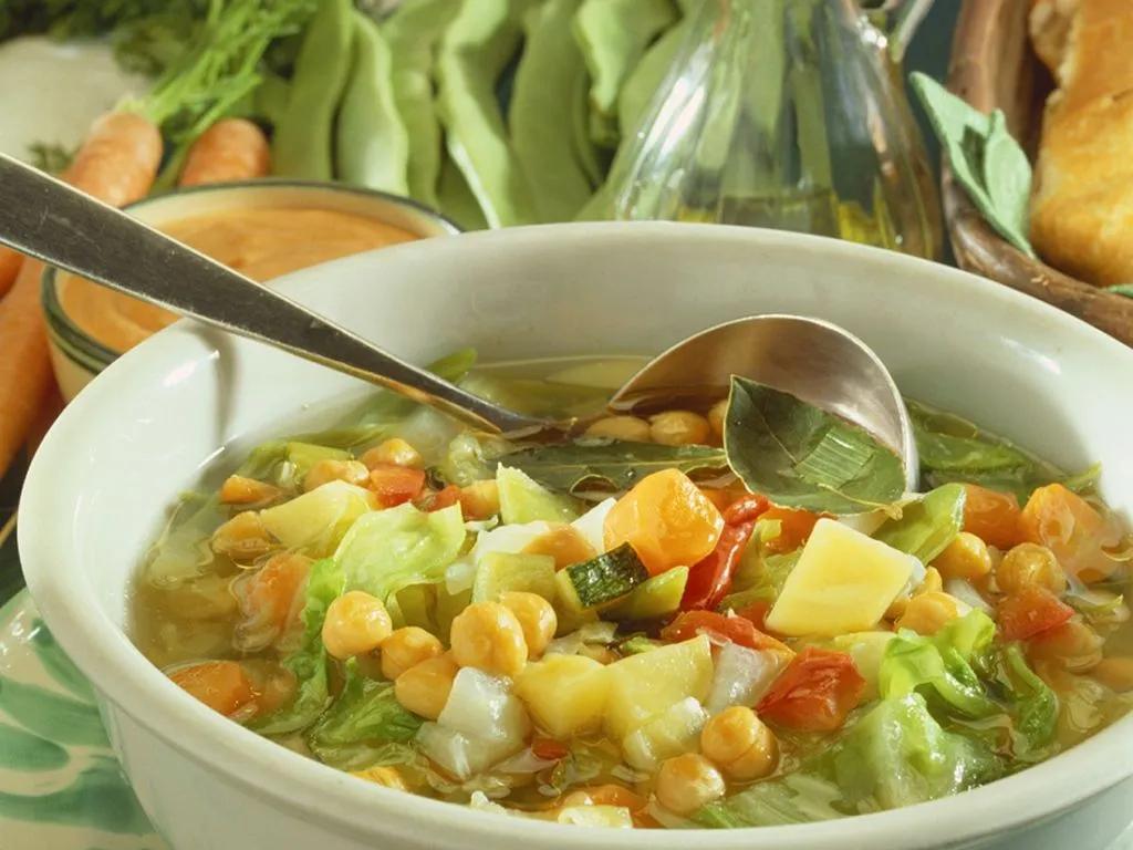 Klare Gemüsesuppe mit Kartoffeln und Kichererbsen Rezept | EAT SMARTER
