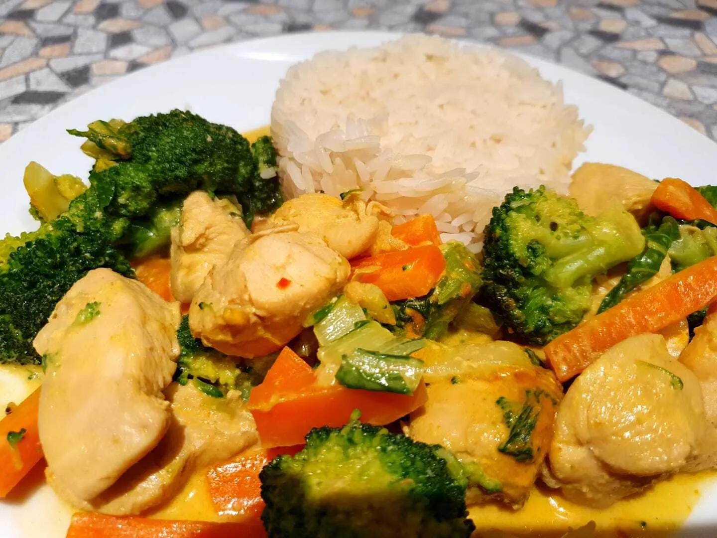 hähnchen kokos curry mit brokkoli | Essen Rezept