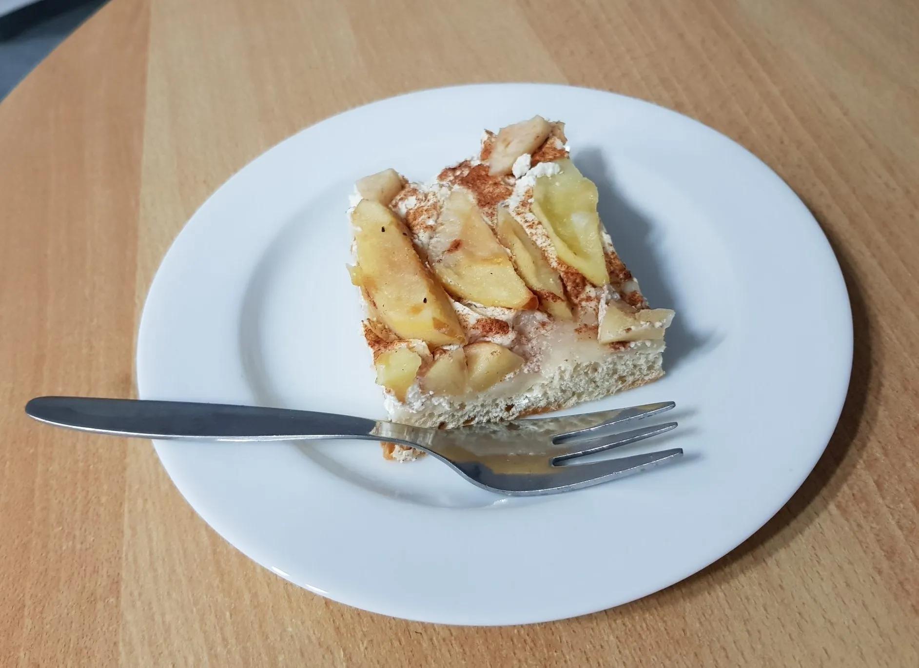 Hefe Blechkuchen mit saurer Sahne, Äpfeln, Zimt und Zucker - FoodLoaf