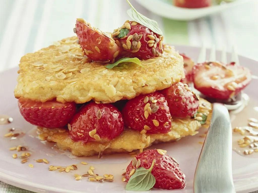 Hafer-Pfannkuchen mit Erdbeeren Rezept | EAT SMARTER