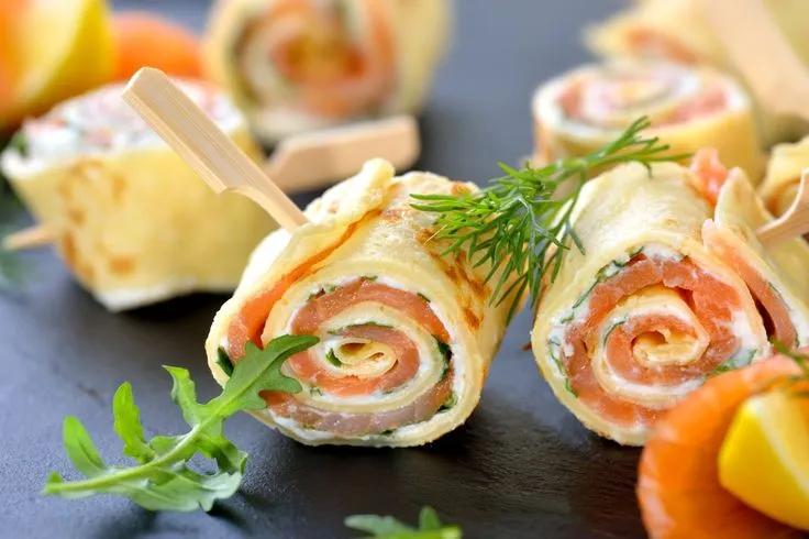 Pfannkuchen-Röllchen mit Lachs und Frischkäse | Rezept | Lachs und ...