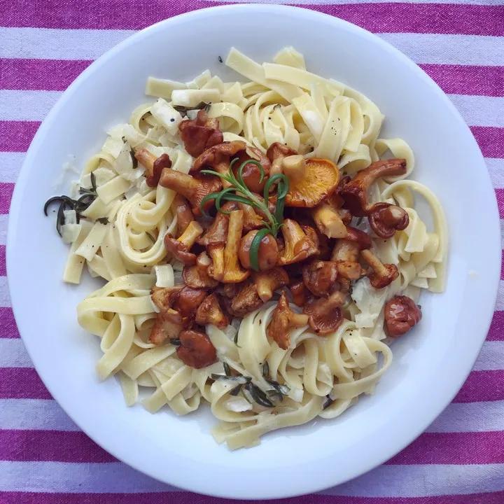 Bandnudeln mit Pfifferlingen in Rosmarinsahne von dodith | Chefkoch.de