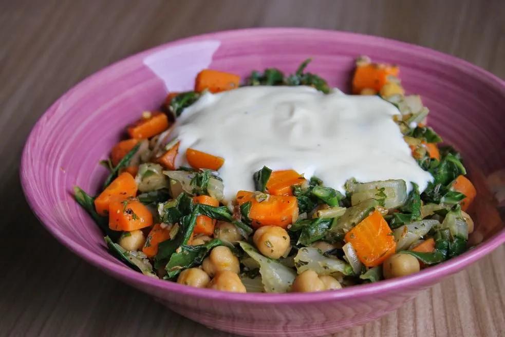 Gourmandises végétariennes: Kichererbsenpfanne mit Karotten und Mangold