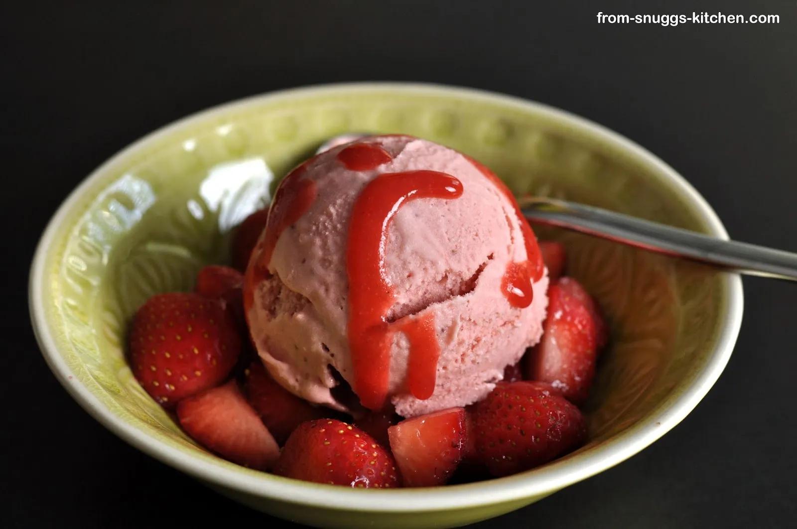 Erdbeereis mit gerösteten Erdbeeren und griechischem Joghurt - From ...