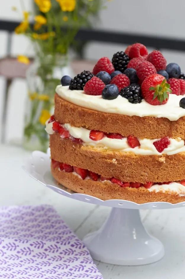 #ichbacksmir – einen Naked Cake… oder auch ein Beerenbiskuit-Traum ...