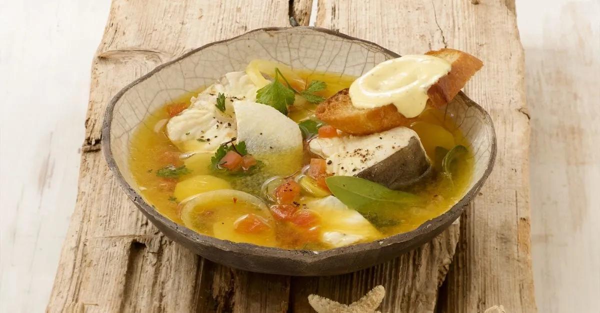 Französische Fischsuppe (Bouillbaise) mit Rouille Rezept | EAT SMARTER