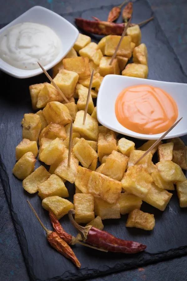 Patatas-bravas, Spanische Gebratene Kartoffel Stockfoto - Bild von ...