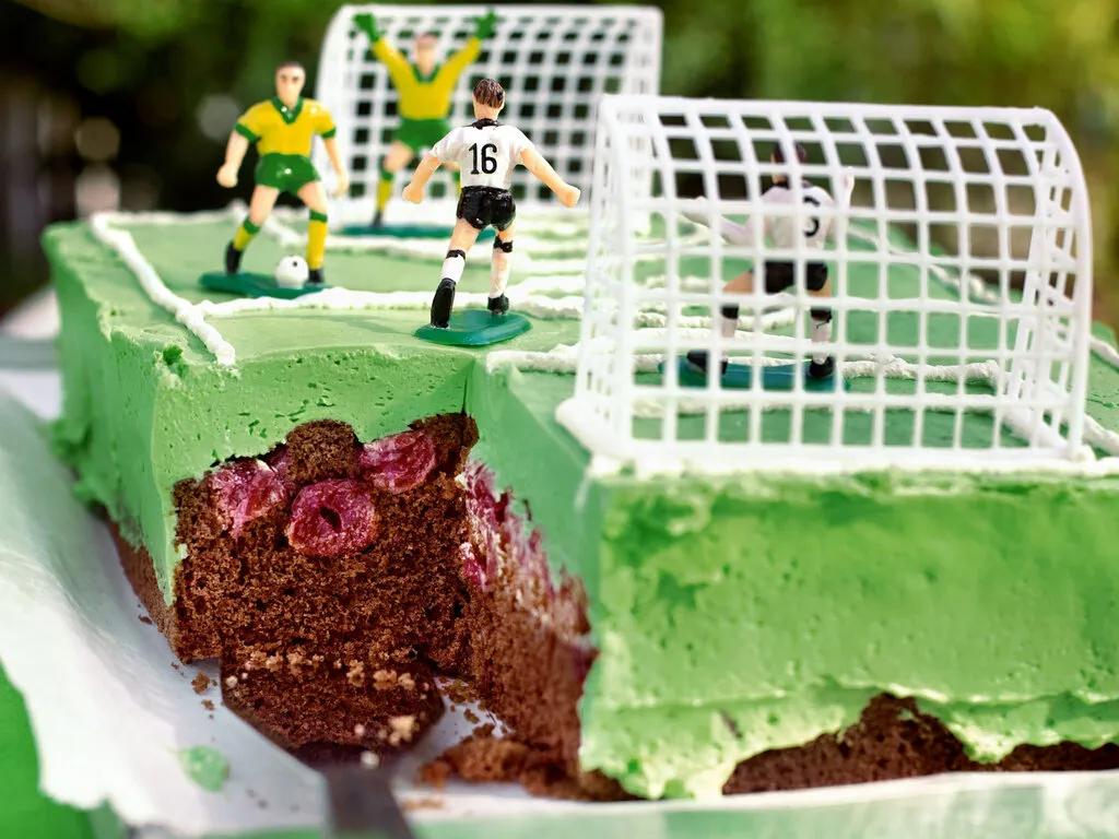 Fußballfeld-Kuchen – Fußballkuchen für Kindergeburtstag | Meine Familie ...