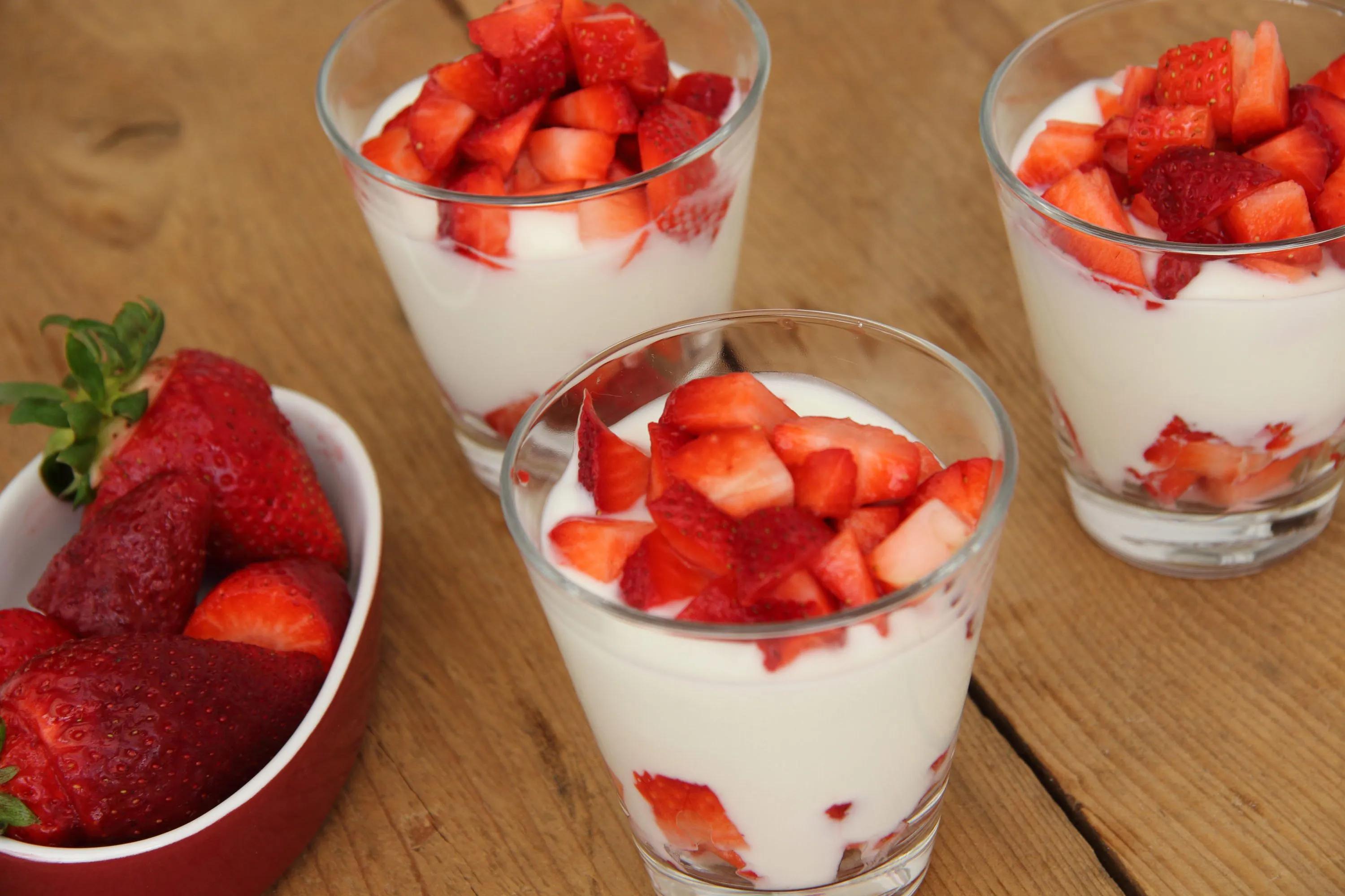 Erdbeeren mit Joghurt und Chia-Topping sind ein schneller, gesunder ...