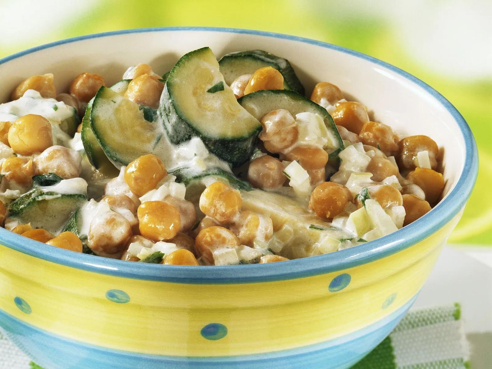 Kichererbsenpfanne mit Zucchini, Kräutern und Soße Rezept | EAT SMARTER