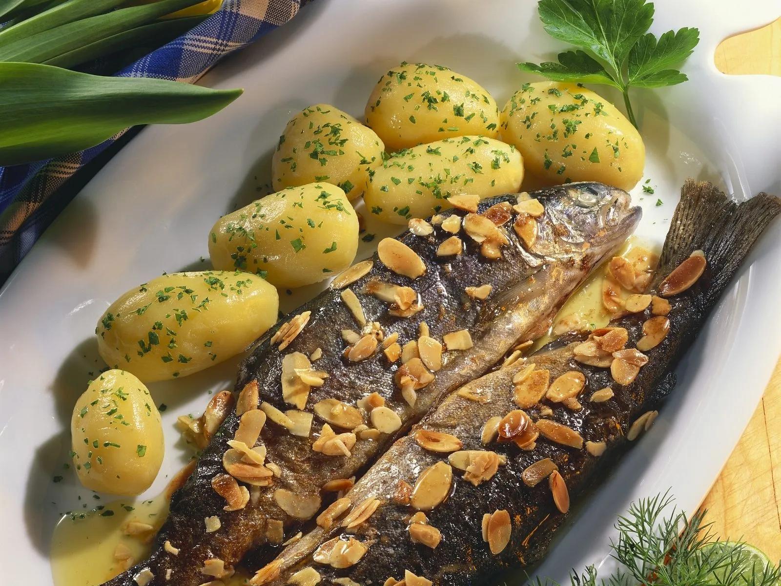 Forellen nach Müllerin-Art mit Kartoffeln Rezept | EAT SMARTER