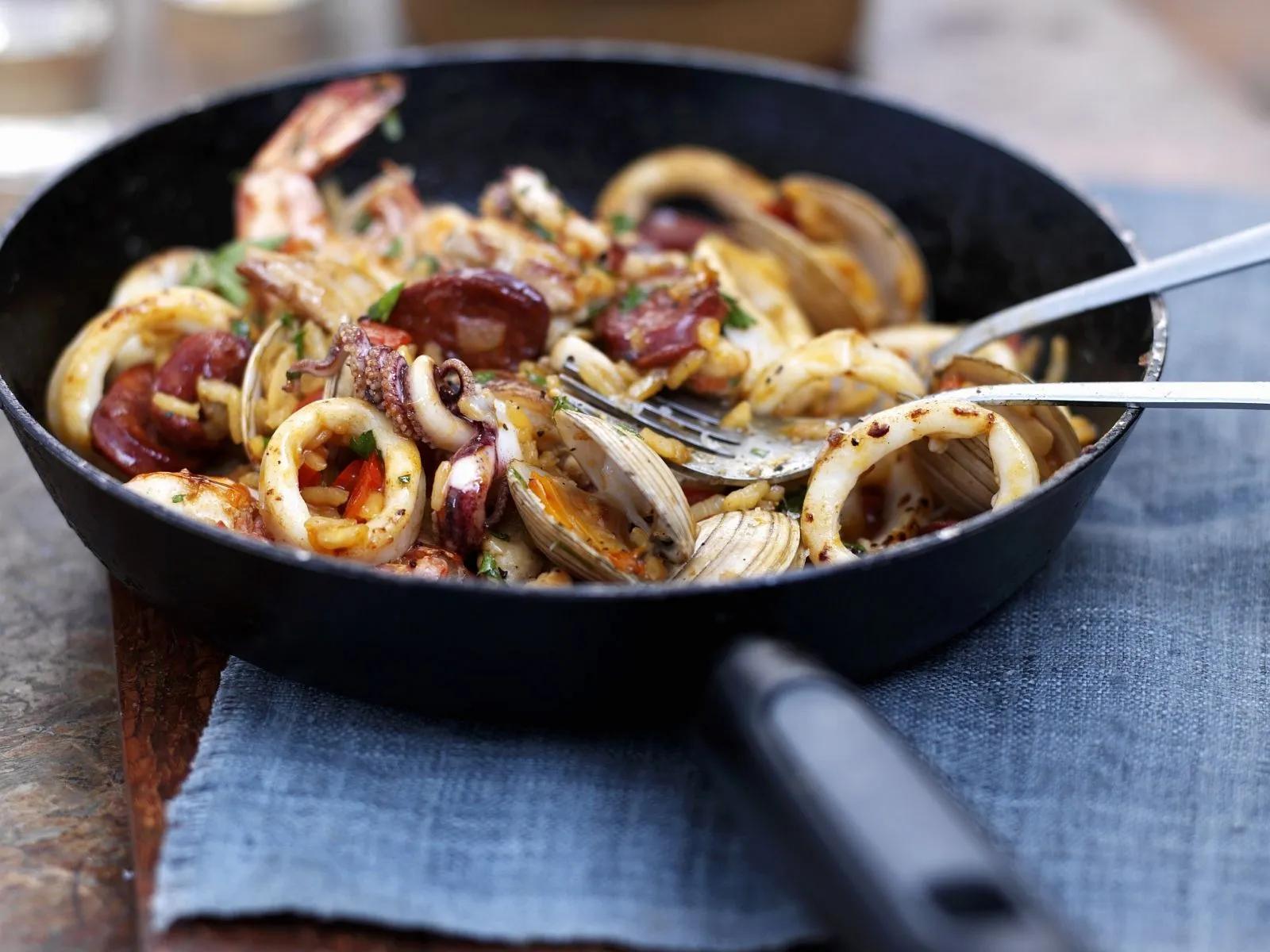 Reispfanne mit Meeresfrüchten (Paella) Rezept | EAT SMARTER