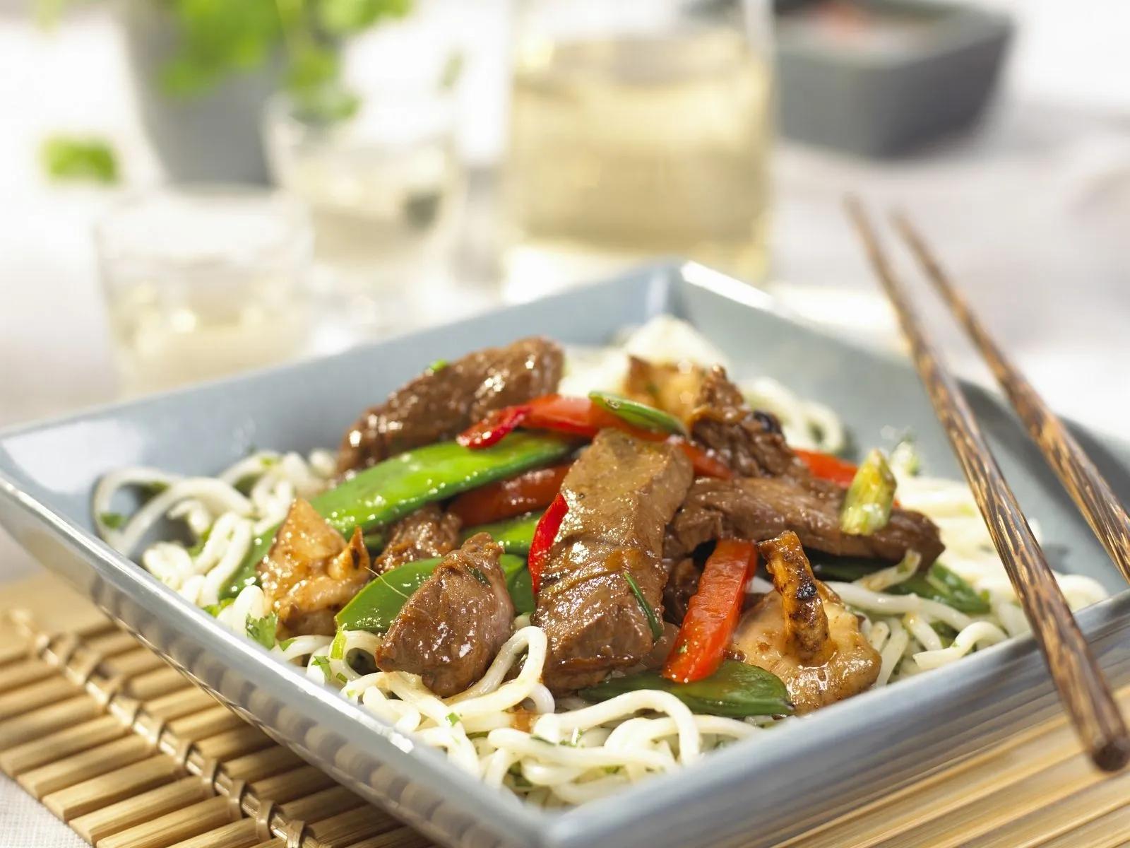 Asiatische Rindfleisch-Gemüsepfanne mit Nudeln Rezept | EAT SMARTER