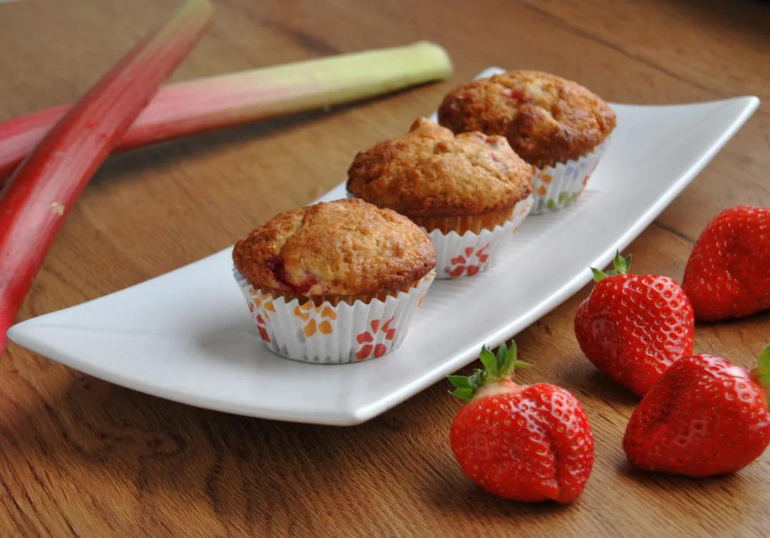 Erdbeer-Rhabarber-Muffins Rezept | Die Frische Küche
