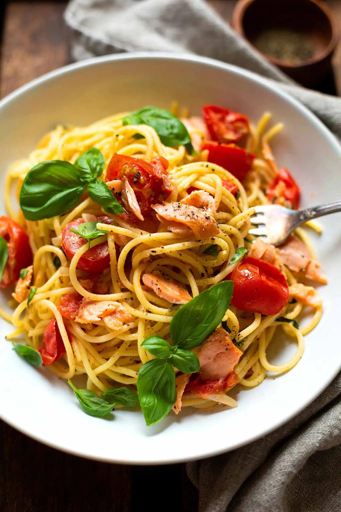 Spaghetti mit Lachs und Tomaten-Frischkäse-Sauce - Kochkarussell
