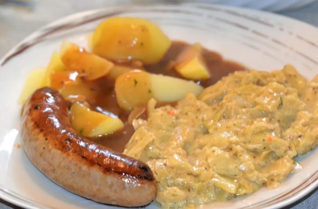 Weißkohl mit Kartoffeln und Bratwurst - Kuechenfeedeluxe