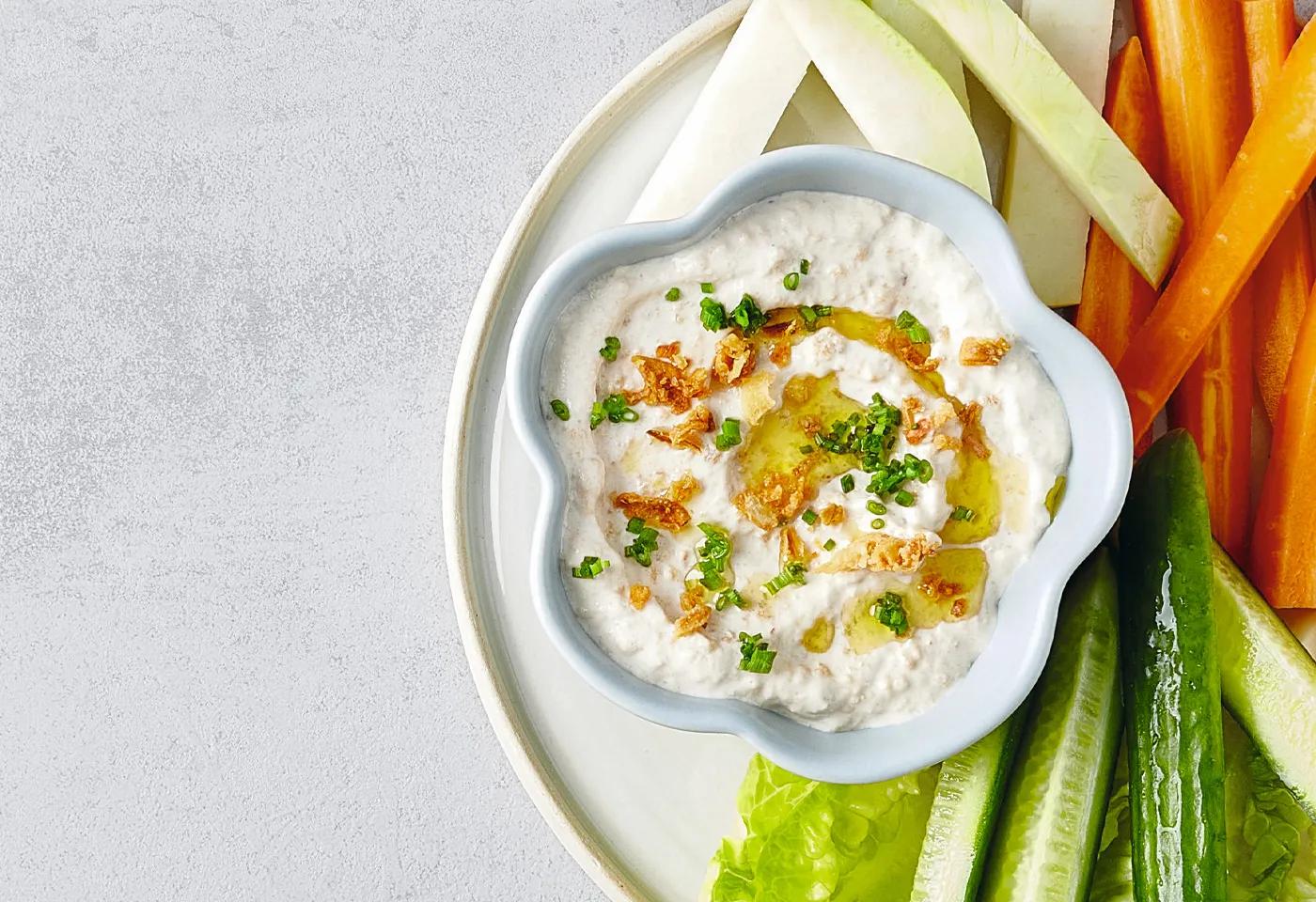 Zwiebel-Sauerrahm-Dip mit Gemüsesticks | Frisch Gekocht