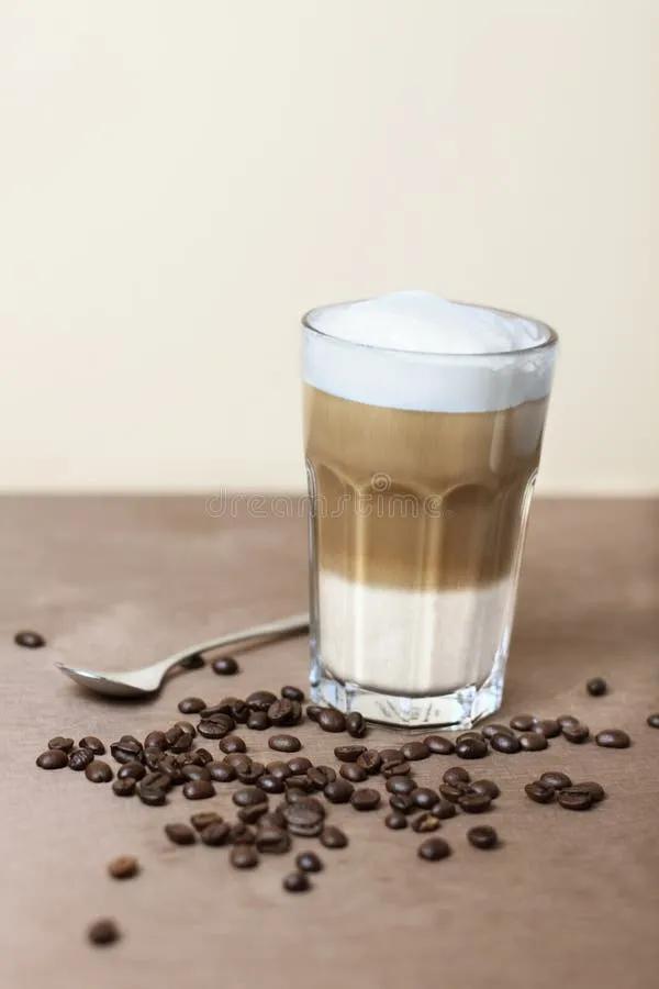 Latte Macchiato Mit Coffeebeans Stockfoto - Bild von kaffee, tabelle ...