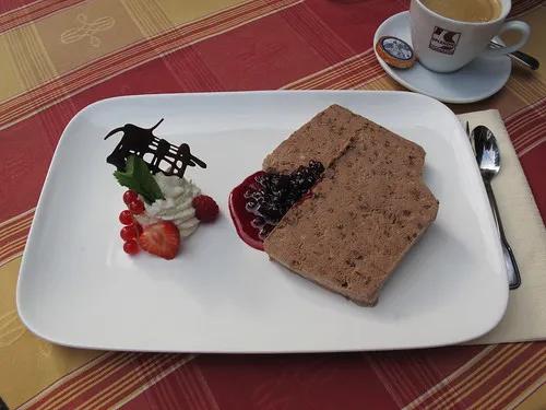 Pumpernickel-Parfait mit heißen Preisselbeeren im Gasthof Pilgrim-Haus ...