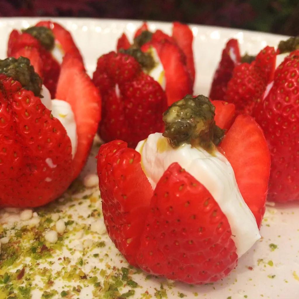 Gefüllte Erdbeeren mit Riesling-Syllabub und Hugopesto – Schmeck den Süden