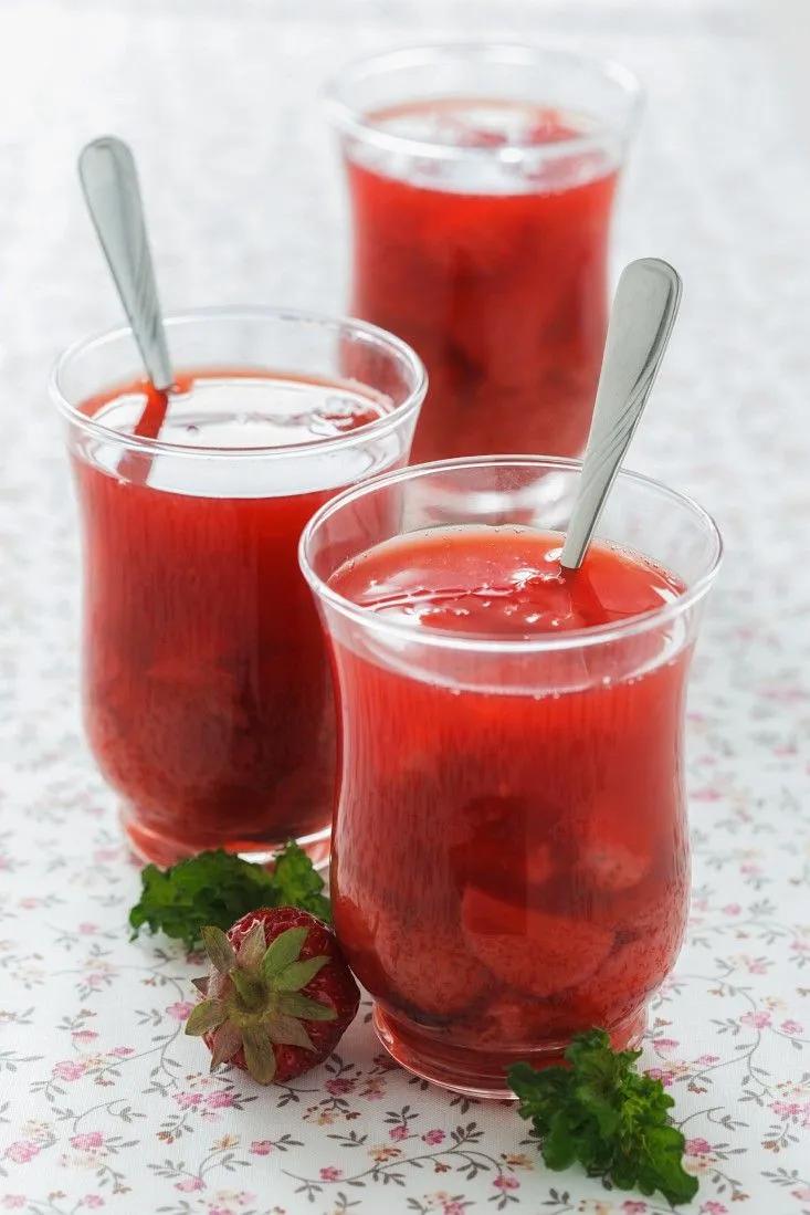 Kalte Erdbeersuppe Rezept | EAT SMARTER
