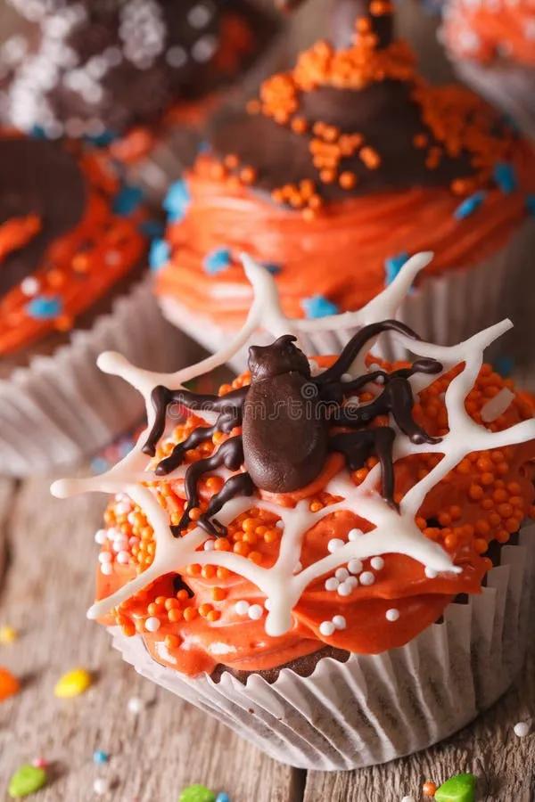 Delicious Halloween Cupcakes with Chocolate Spider Close-up. Ver Stock ...