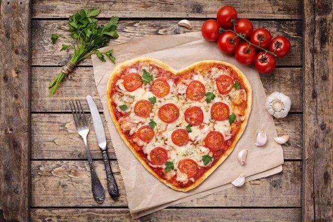 Great Gear For Making Heart-Shaped Pizza | Lebensmittel essen ...