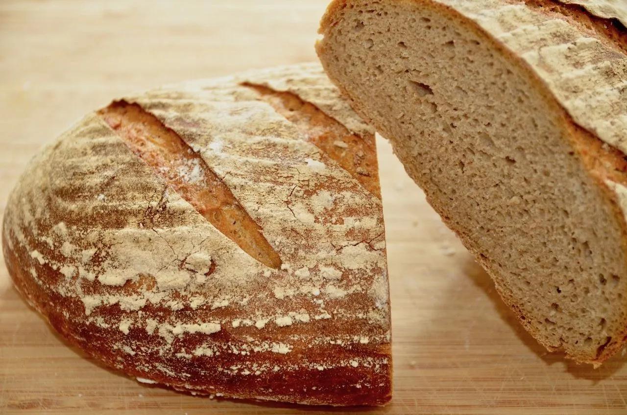 Roggenmischbrot mit Sauerteig | Roggenmischbrot, Brot selber backen ...