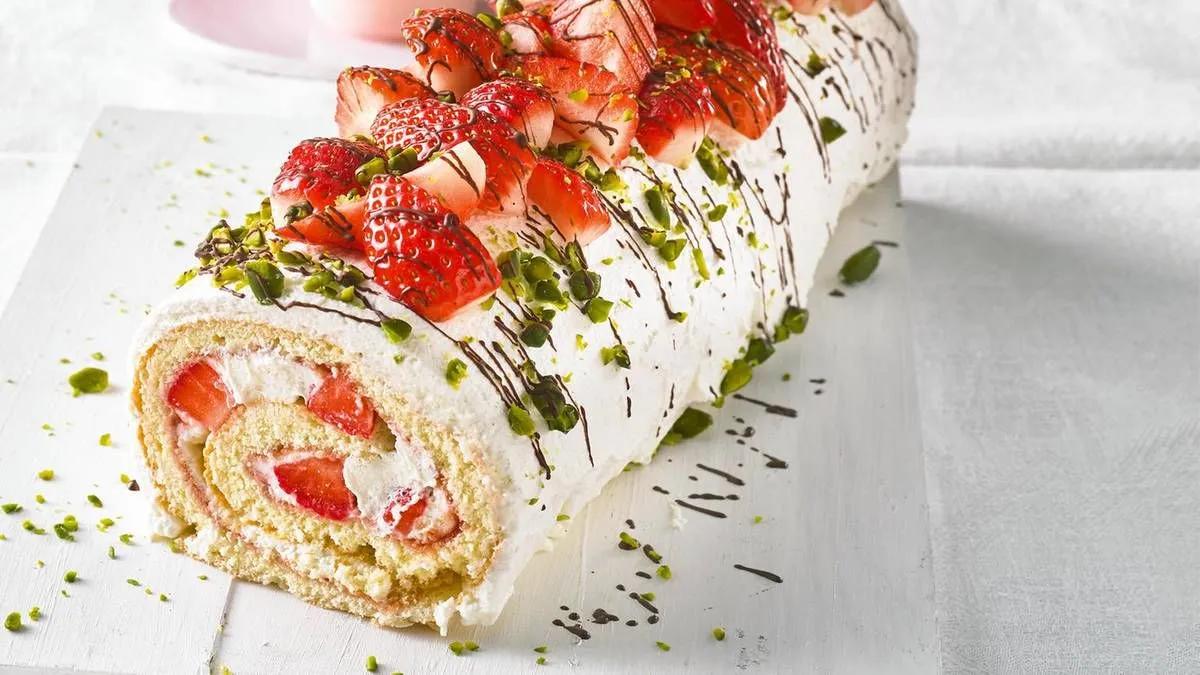 Eine Erdbeer-Biskuitrolle ist der Klassiker unter den Kuchen für die ...