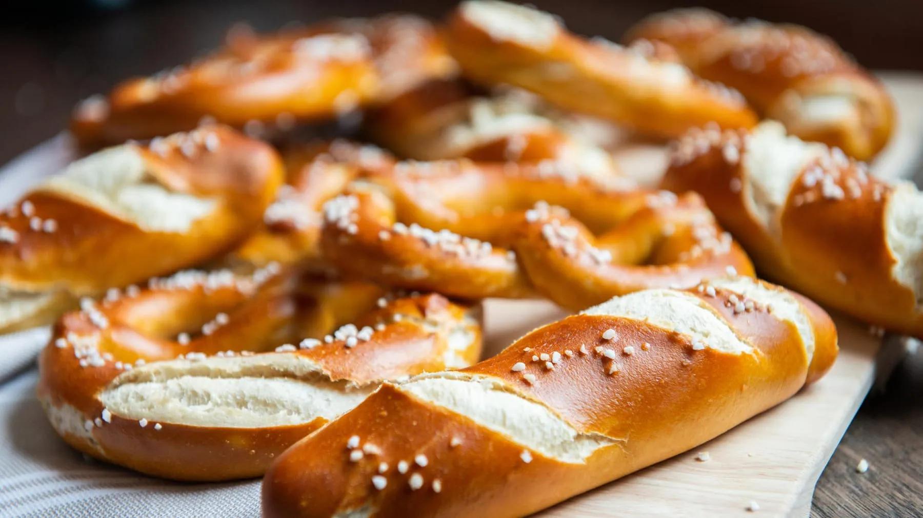 Laugengebäck: So backen Sie Brezeln und Laugenbrötchen selbst | Rezept