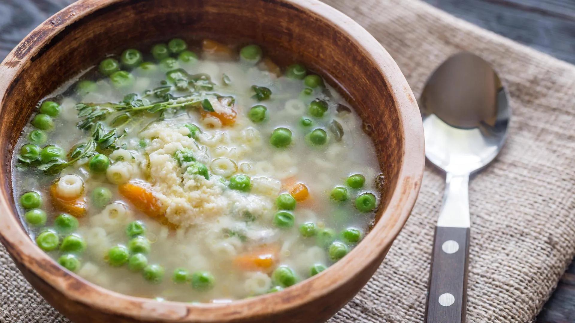 Rezept: Omas frische Erbsensuppe mit Hühnerbrühe und Semmelklößchen ...