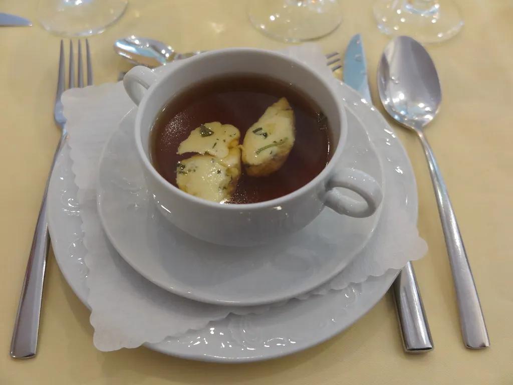 Tomatenconsommé mit Quark-Basilikum-Klößchen (im Kurhotel … | Flickr