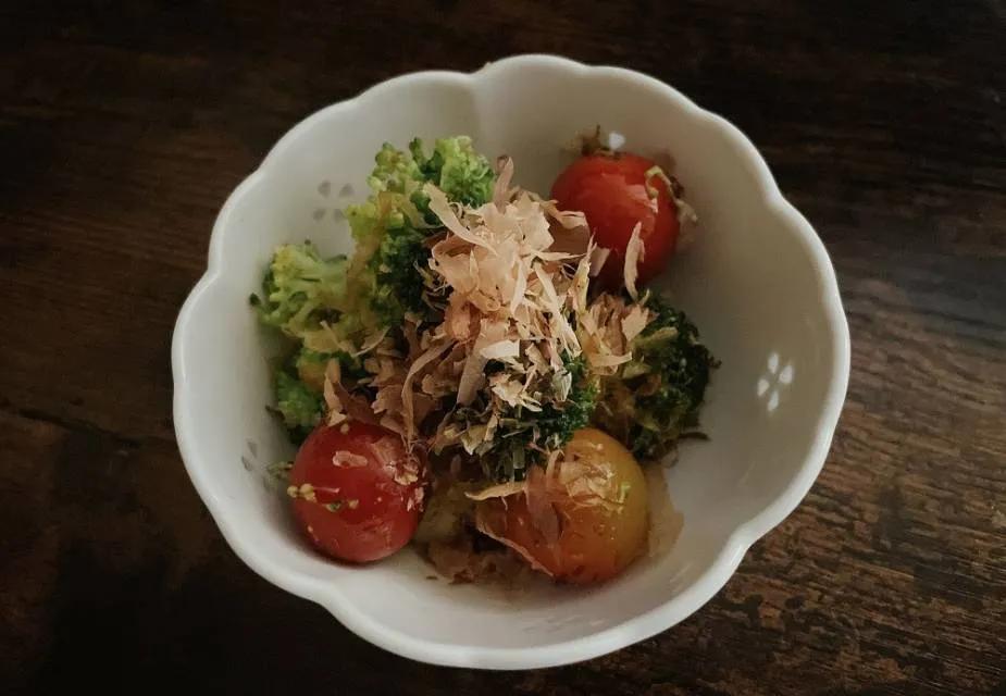 Schneller Brokkoli-Salat mit Tomaten und Katsuobushi | JAPANDIGEST