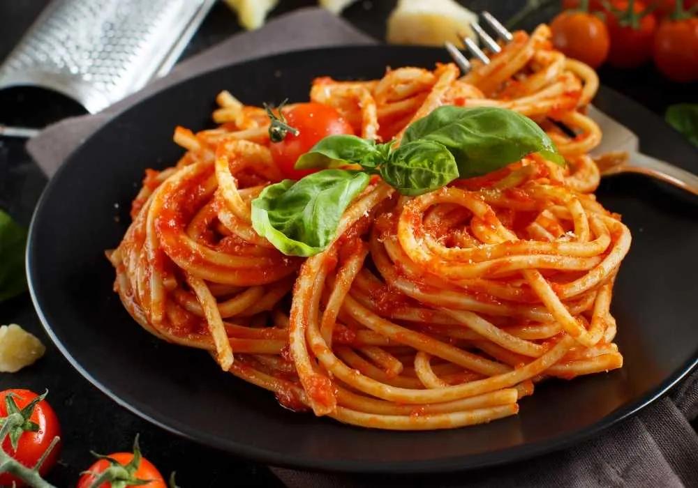 Spaghetti mit aromatischer Tomatensauce - Oma Kocht
