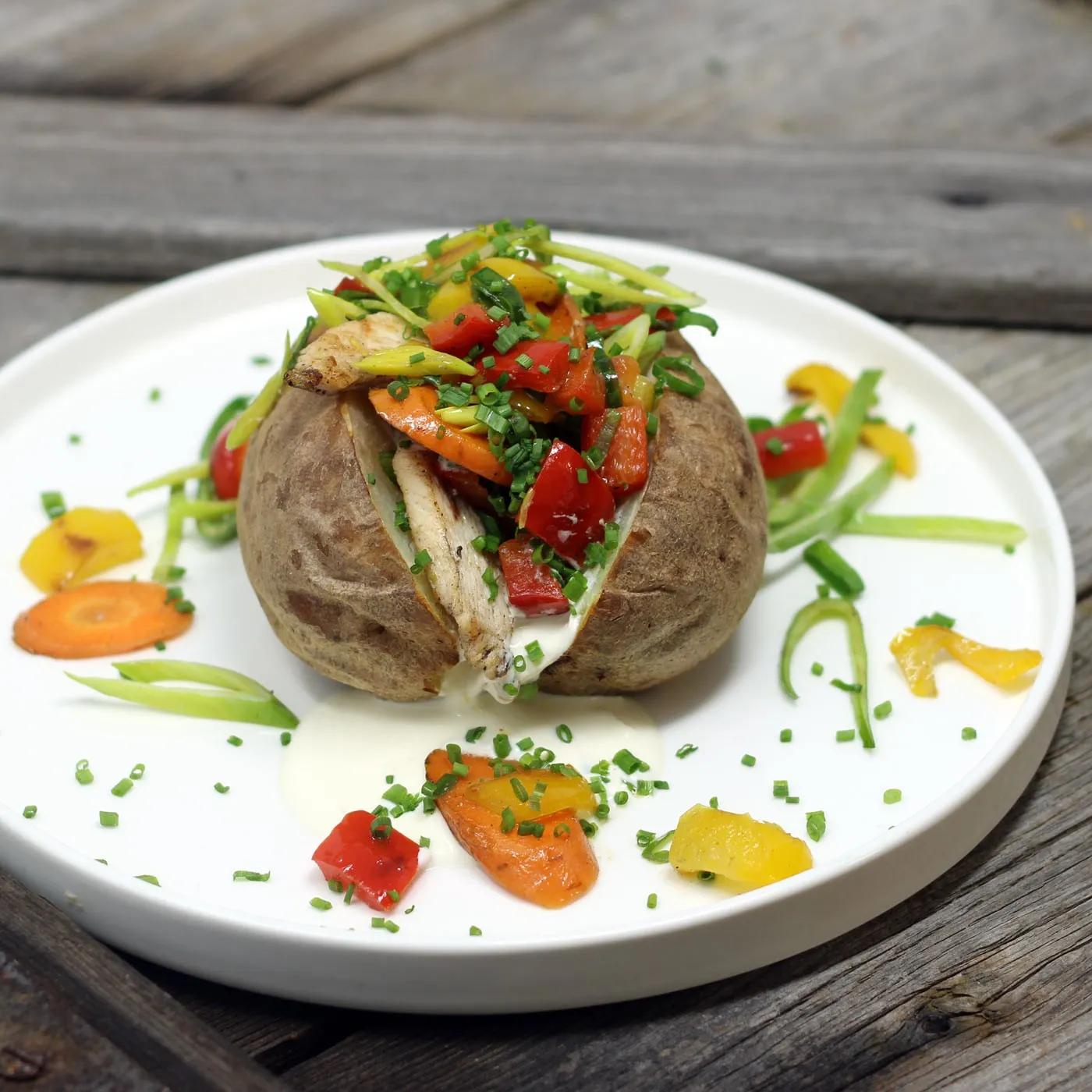 Ofenkartoffeln mit gebratenem Gemüse und Putenstreifen