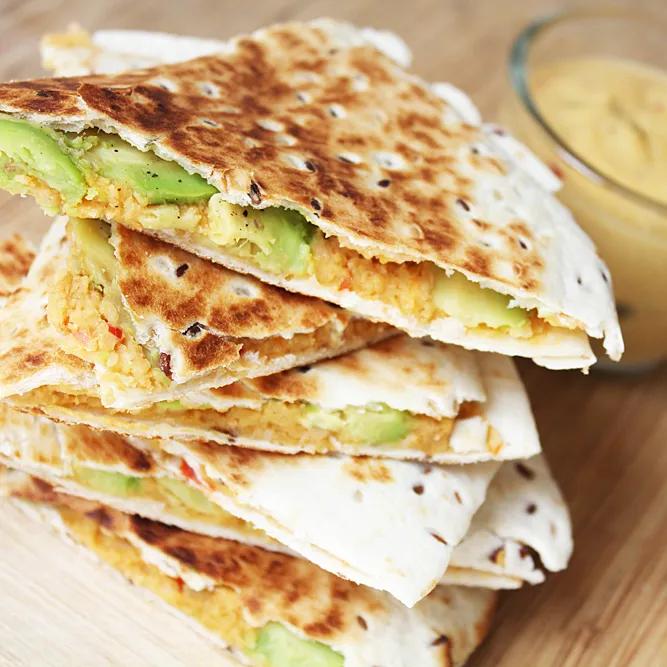 Vegane Paprika-Hummus-Quesadilla mit Nacho-Käse-Sauce | Cheap And ...