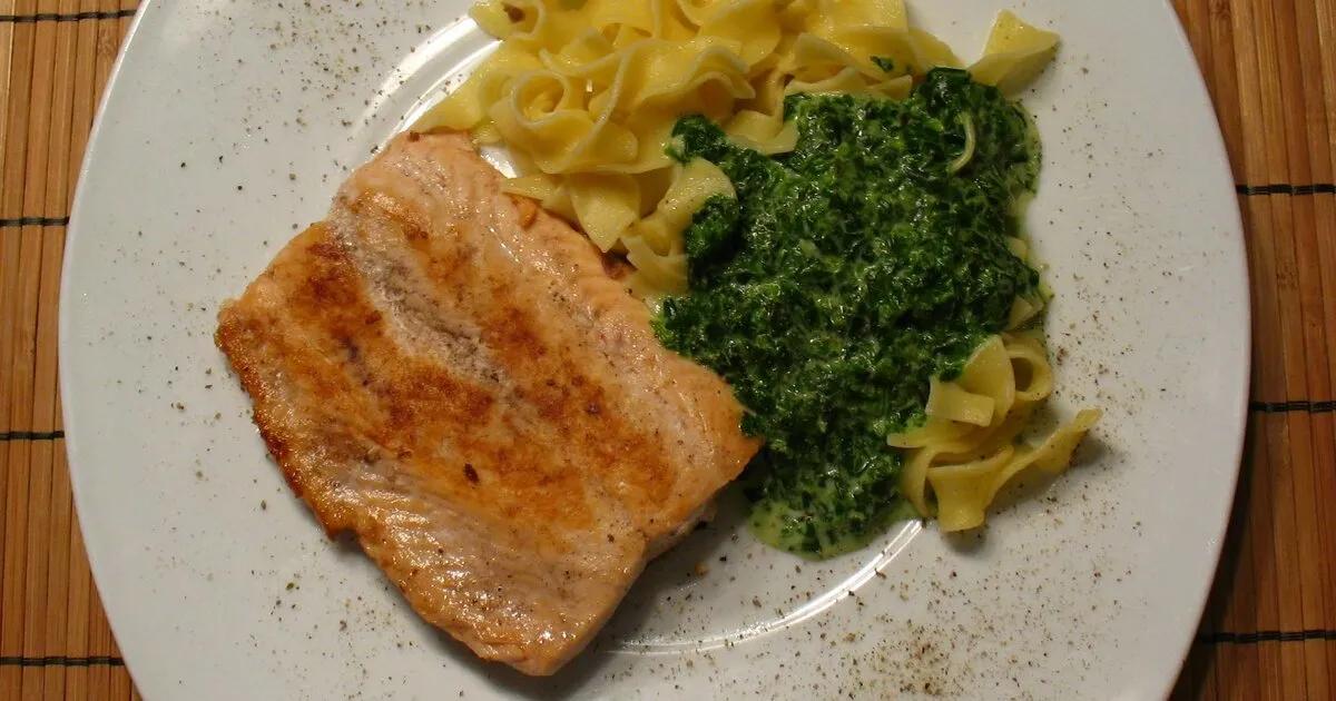 Bandnudeln mit Lachs und Spinat-Sahne-Sauce - einfach &amp; lecker ...