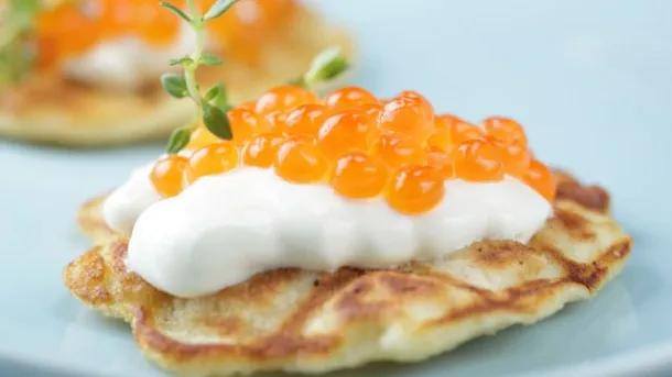 Rezept: Russische Blinis mit Kaviar und Sauerrahm - worlds of food ...